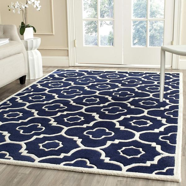 SAFAVIEH Zeitgenössische Teppich für Wohnzimmer, Esszimmer, Schlafzimmer - Chatham Collection, Kurzer Flor, Dunkelblau und Elfenbein, 152 X 244 cm