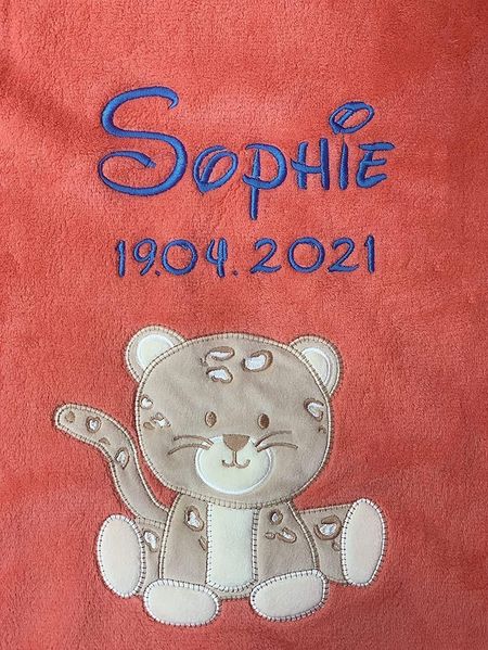 KIDDI-MEDIA Babydecke mit Name und Geburtsdatum Bestickt/kuschelig weich / 1A Qualität (Koralle - Leopard)
