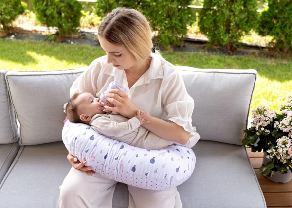 Motherhood Stillkissen Basic, abnehmbarer Bezug, ergonomisch geformt, 100% Baumwolle, Stillkissen klein, Stilkissen Baby Bild 4