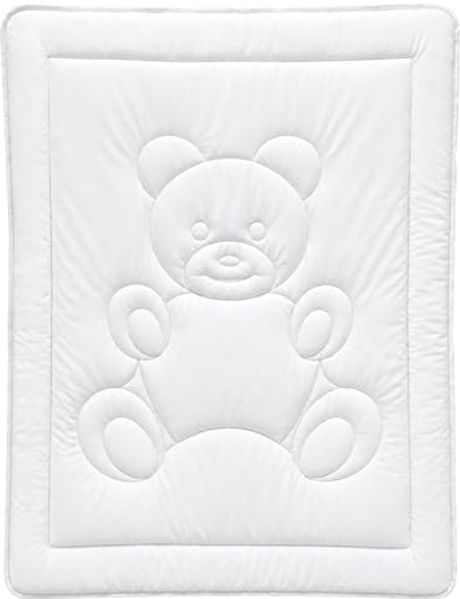 KiGATEX Babybettdecke 100x135 cm – Ganzjahresdecke mit Bärchensteppung, Füllung: 100% Polyester, weich, bei 95°C waschbar, haut- und allergikerfreundlich