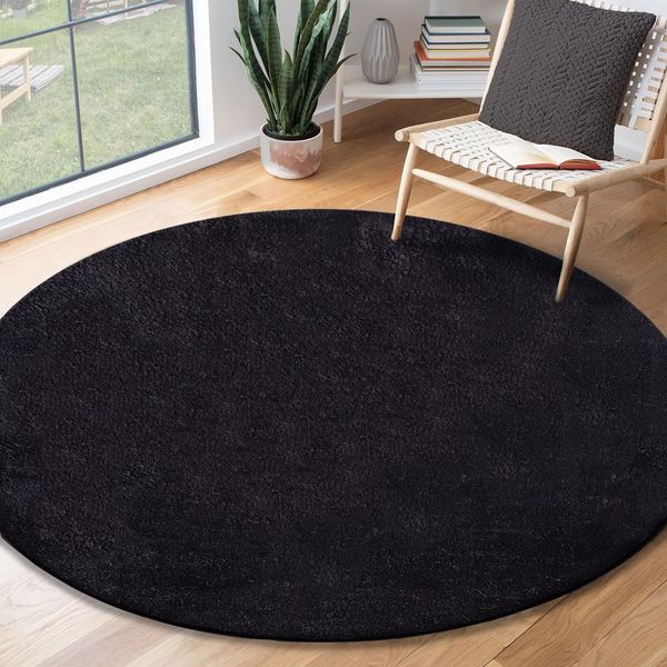 the carpet Relax Moderner Flauschiger Kurzflor Teppich, Anti-Rutsch Unterseite, Waschbar bis 30 Grad, Super Soft, Felloptik, Schwarz, 120x120 cm Rund