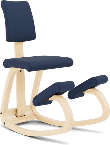 Variable Plus - Ikonischer Kniestuhl mit gepolsterter Rückenlehne - Natur Holz / 100 % recyceltes Polyester, blauer Qualitätsstoff