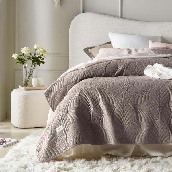 ROOM99 Feel Elegante Tagesdecke in Braun 220x240 cm Vielseitige Wohndecke als Bettüberwurf oder Sofaüberwurf Überwurfdecke für Bett und Sofa Steppdecke Stil Ideal als Bedspread Velvet Samt Bild 2