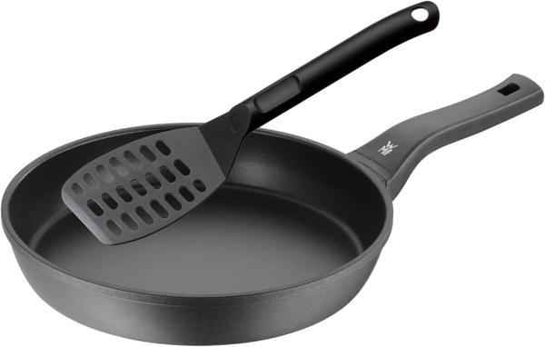 WMF Bratpfanne PermaDur Premium, Aluminiumguss (1x Bratpfanne beschichtet 28 cm (Höhe 5,5 cm) - optimal für Herdplatten mit Ø 22 cm, 1x Pfannenwender (31 x 7,5 cm), 2-tlg, 1x Bratpfanne beschichtet 28 cm, 1x Pfannenwender)