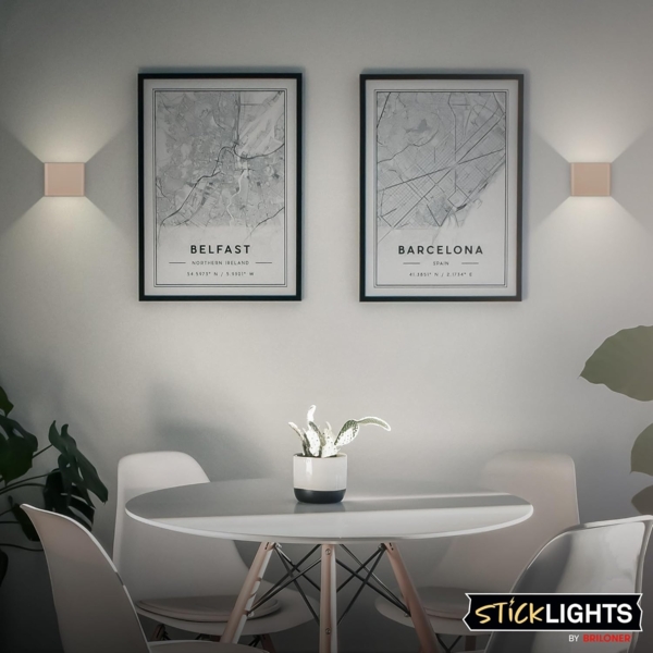 BRILONER Sticklights - LED Wandleuchte ohne Stromanschluss und ohne Bohren mit Bewegungsmelder, Akku, magnetisch abnehmbar, Wandlampe zum Kleben, Leselampe, Wohnzimmerlampe, Flur, 10 x 8 x 10 cm, Beige Bild 9