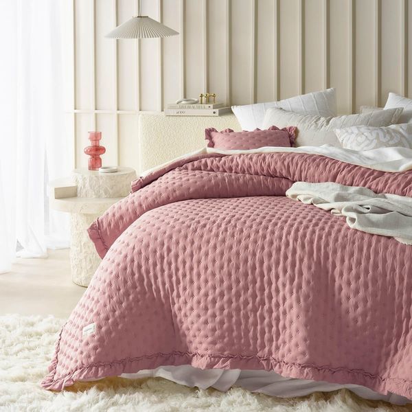 ROOM99 Molly Elegante Tagesdecke in Rosa 240x260 cm Vielseitige Wohndecke als Bettüberwurf oder Sofaüberwurf Überwurfdecke für Bett und Sofa Steppdecke Stil Ideal als Bedspread