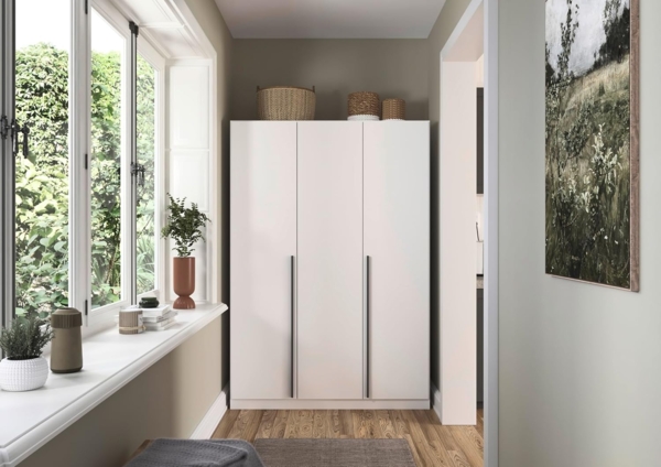 rauch Kleiderschrank Alba, Drehtürenschrank, Garderobenschrank, 3-türig, mit 2 Kleiderstangen, 2 Einlegeböden und Schubladeneinsatz, Farbe Weiß, Griffstange Grau metallic, Schwarz, 136x197x54cm Bild 2