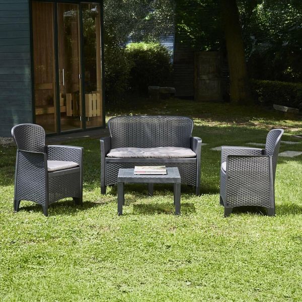 Dmora - Outdoor-Lounge-Set Ostuni, Gartengarnitur mit 2 Sesseln, 1 Sofa und 1 Couchtisch, Sitzecke in Rattan-Optik mit Kissen, 100 % Made in Italy, Anthrazit