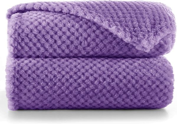 DecoKing Kuscheldecke 220x240 cm violett Decke Microfaser Wohndecke Tagesdecke Fleece weich sanft kuschelig skandinavischer Stil lila Henry
