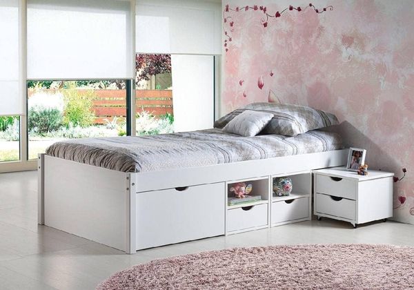 Dmora Bett mit Staufächern und Nachttisch mit Rädern in weiß wasserlackierter massiver Kiefer