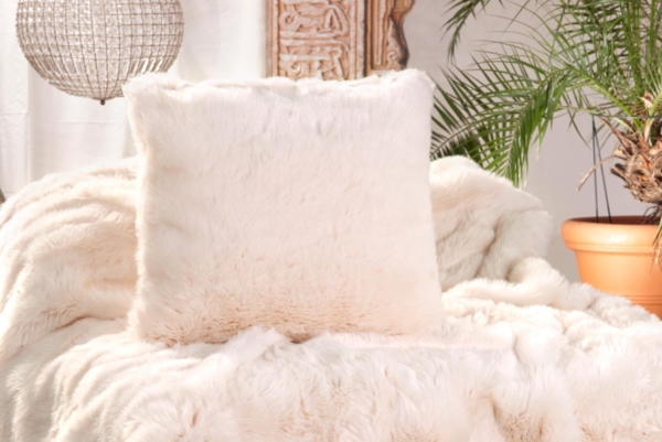 Wohnen und Accessoires GmbH & Co. KG Fellkissen Fellkissen (Kunstfell) "Kaninchen creme-weiß" Premium superfein, Felloptik