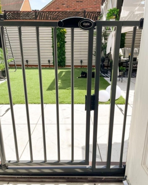 Safetots Druckmontage Selbstschließendes Treppengitter, 111cm - 118cm, Schiefergrau, Automatisch Schließendes Babygitter, Sicherheitsbarriere für Kleinkinder, Einfache Installation Bild 6