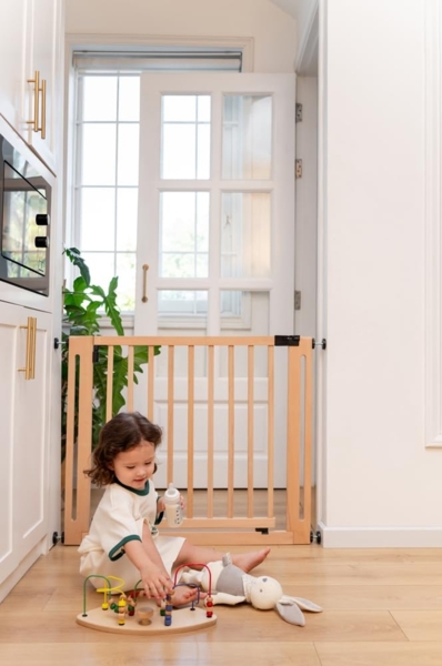 Safetots Naturholz Elegance Treppenschutzgitter, Natur, 71cm - 79cm, Druckmontage Sicherheitsgitter, Treppenschutzgitter für Treppen, Flure und Türen, Einfache Installation Bild 7