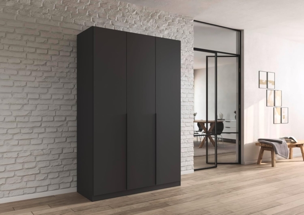 Rauch Möbel Alabama, Kleiderschrank, Garderobenschrank, 3-türig, Zubehör Classic, 2 Kleiderstangen, 7 Einlegeböden, Farbe Grau metallic, Schwarz, Griff Grau metallic, 136 x 229 x 54 cm Bild 2