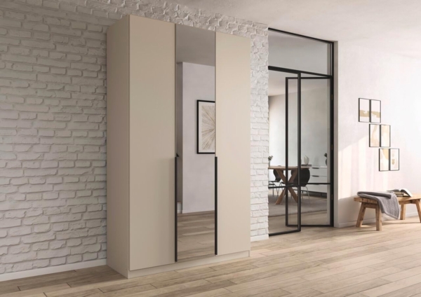 Rauch Möbel Alabama, Kleiderschrank, Garderobenschrank, 3-türig, Spiegel, Zubehör Basic, 2 Kleiderstangen, 4 Einlegeböden, Farbe Beige, Griff Grau metallic, 136 x 229 x 54 cm Bild 2