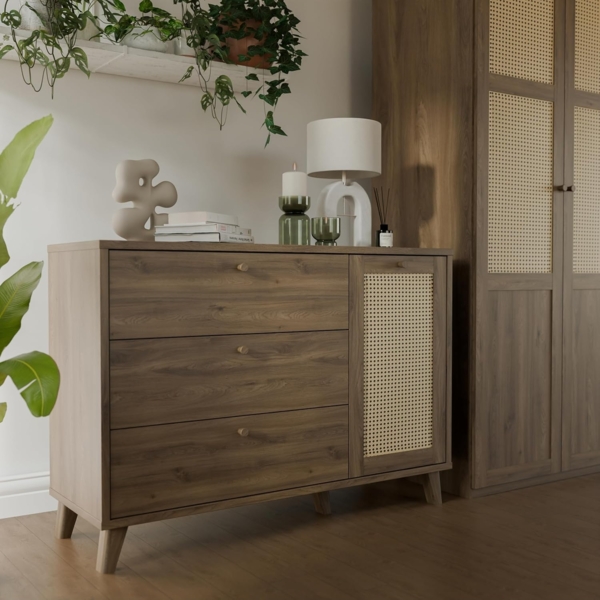 Forte GLENKEEN Kommode 120, Kommode im Boho-Stil mit Rattangeflecht, 3 Schubladen, 1 Tür, Holzwerkstoff, Valencia Eiche Holzdekor| Naturrattan, 119,5 cm breit x 84 cm hoch x 42 cm tief