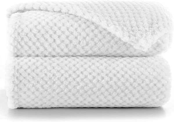 DecoKing Kuscheldecke 220x240 cm weiß Decke Microfaser Wohndecke Tagesdecke Fleece weich sanft kuschelig skandinavischer Stil Henry