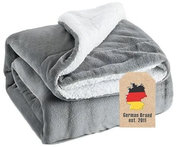 Intirilife weiche Sherpa Kuscheldecke in Grau - Flauschig warme Decke als Couchdecke Wohndecke Indoor Outdoor extra weich, 150x200