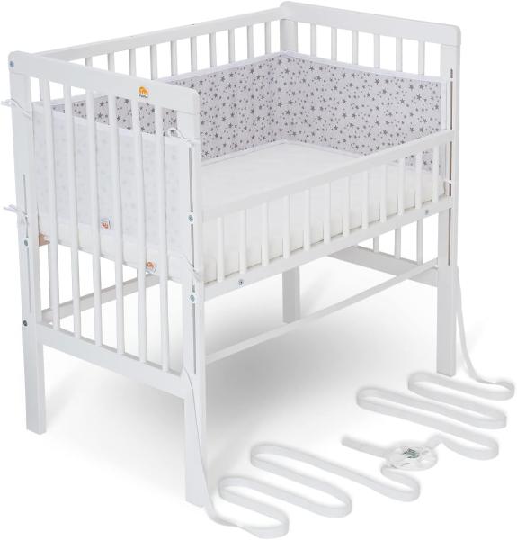 FabiMax Baby Beistellbett für Boxspringbett, TÜV geprüft 2022, inkl. Matratze und Nestchen aus Netzstoff, Buche massiv weiß, Comfort/graue Sterne auf weiß