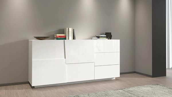 Dmora - Kommode Xavier, Wohnzimmer-Buffet, Wohnzimmer-Kommode mit 2 Türen und 3 Schubladen, 180 x 44 x 86 cm, glänzendes Weiß