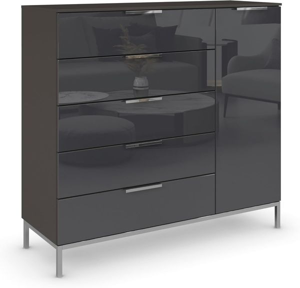 Rauch Möbel Flipp, Nachttisch für Schlafzimmer, Flur, Garderobe, 1-türig, 5 Schubladen, mit Softclose-Funktion, Griffe und Metallkufe Chrom, Farbe Glas Basalt, Schwarz, Breite 120 cm