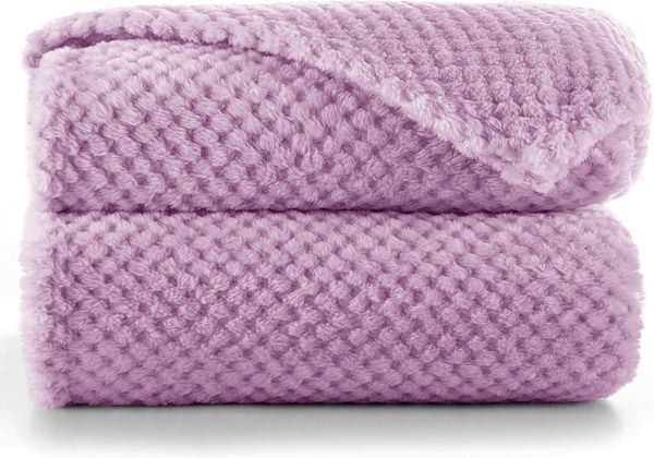 DecoKing Kuscheldecke 150x200 cm lila Decke Microfaser Wohndecke Tagesdecke Fleece weich sanft kuschelig skandinavischer Stil Henry
