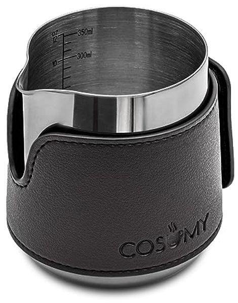 Cosumy Milchkännchen Barista Milchkännchen Edelstahl 350ml mit Lederhülle, 350 l, (Set, 1-St), Griffloses Design - Messskala im Inneren