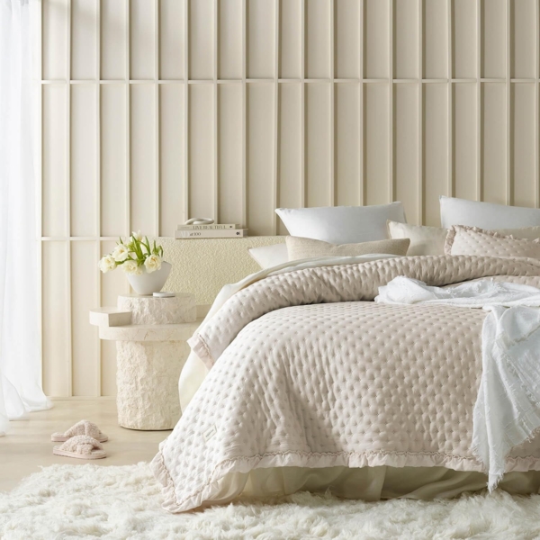 ROOM99 Molly Elegante Tagesdecke in Creme 220x240 cm Vielseitige Wohndecke als Bettüberwurf oder Sofaüberwurf Überwurfdecke für Bett und Sofa Steppdecke Stil Ideal als Bedspread Bild 2