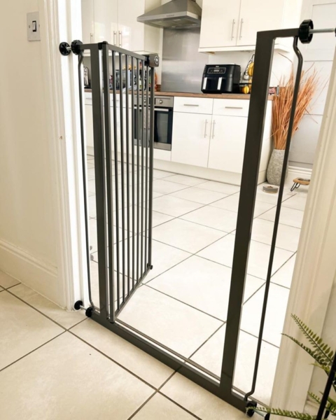 Safetots Extrahoher Metall-Sicherheitsgitter, Druckmontage, 100. 8cm - 108. 4cm, Schiefergrau, 104cm Höhe, Extrahohe Treppengitter, Gitter für hohe Babys, Einfache Installation Bild 6