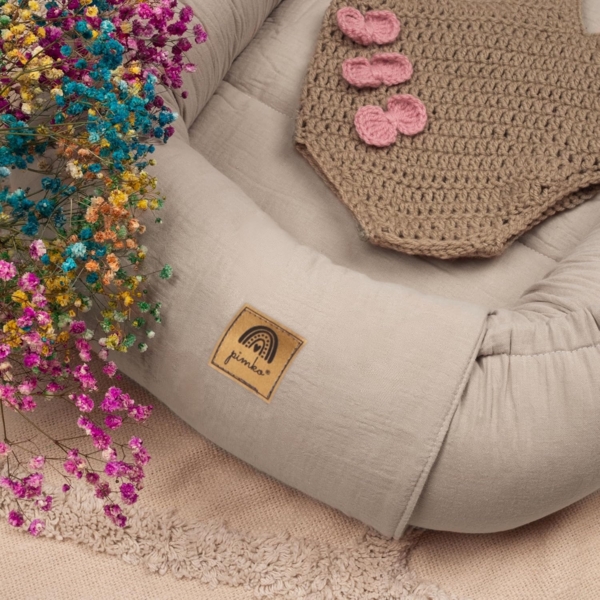 PIMKO Babynest Babynestchen für Baby Kuschelnest Babykokon für Säuglinge und Neugeborene Nestchen 60x90 cm 100% Baumwolle Musselin - Beige Latte Bild 7