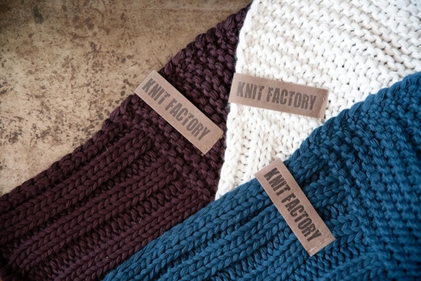 Knit Factory Vinz Decke 160x130 cm Glatt Schwarz Bild 5