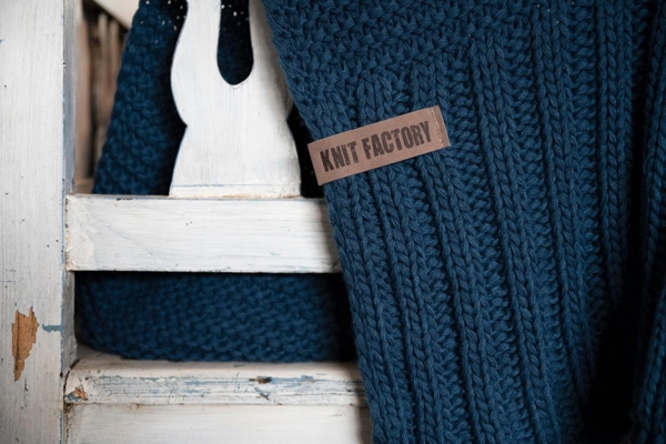 Knit Factory Vinz Decke 160x130 cm Glatt Schwarz Bild 6