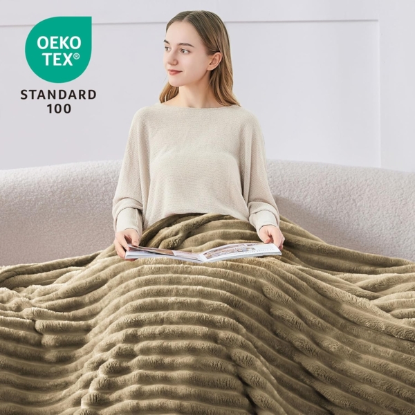 BEDELITE Kuscheldecke Flauschig Decke Klein - weiche Flanell Decken Braun 125x150 für Sofa, Deko Streifen Cord Fleecedecke als Sofaüberwurf für Wohnzimmer, Throw Blanket Wide Use Bild 2