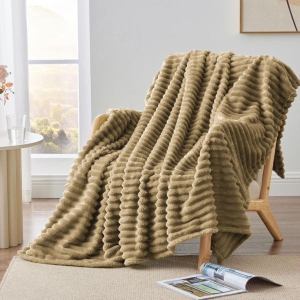 BEDELITE Kuscheldecke Flauschig Decke Klein - weiche Flanell Decken Braun 125x150 für Sofa, Deko Streifen Cord Fleecedecke als Sofaüberwurf für Wohnzimmer, Throw Blanket Wide Use Bild 7