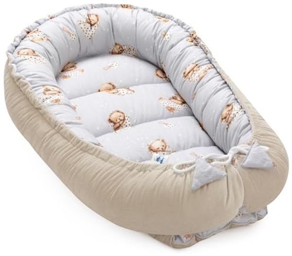 Pepi Babynest – Kuschelnest für Neugeborene – 100% Baumwolle & Velvet – OEKO-TEX Füllung – Handmade in Polen – Motiv: Grey Sleeping Teddy Bear Cappuccino