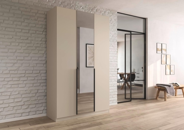 Rauch Möbel Alabama, Kleiderschrank, Garderobenschrank, 3-türig, Spiegel, Zubehör Classic, 2 Kleiderstangen, 5 Einlegeböden, Farbe Beige, Griff Grau metallic, 136 x 210 x 54 cm Bild 2