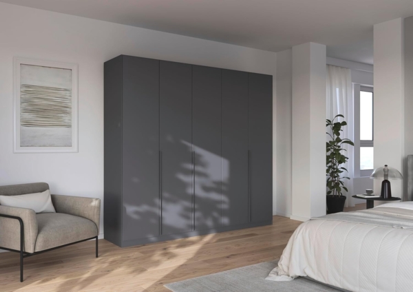 Rauch Möbel Alabama, Kleiderschrank, Garderobenschrank, 5-türig, Zubehör Classic, 3 Kleiderstangen, 9 Einlegeböden, Farbe Grau metallic, Schwarz, Griff Grau metallic, 226 x 229 x 54 cm Bild 2