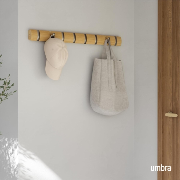 Umbra Flip 8 Garderobenhaken – Moderne, Schlichte und Platzsparende Garderobenleiste mit 8 Beweglichen Haken für Jacken, Mäntel, Schals, Handtaschen und Mehr, Natur Bild 2