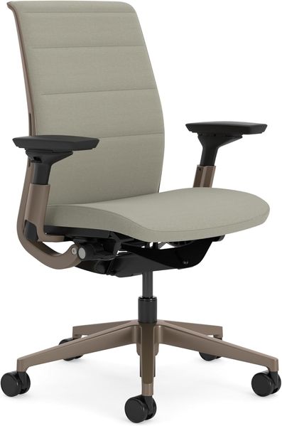 Steelcase Think Ergonomischer, höhenverstellbarer Bürostuhl mit verstellbarer Lordosenstütze und Armlehnen, bequemer Bezug in Trüffel
