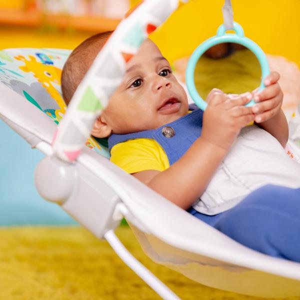 Bright Starts, Babywippe Safari Fun mit Beruhigenden Vibrationen, Spielbogen mit 2 Spielzeugen, 3-Punkte-Gurt Sitz, Maschinenwaschbares Sitzpolster, ab der Geburt bis 9kg Bild 6
