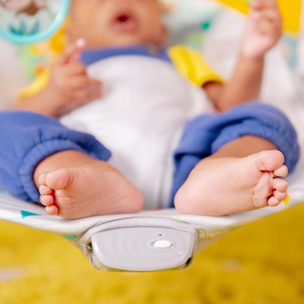 Bright Starts, Babywippe Safari Fun mit Beruhigenden Vibrationen, Spielbogen mit 2 Spielzeugen, 3-Punkte-Gurt Sitz, Maschinenwaschbares Sitzpolster, ab der Geburt bis 9kg Bild 5