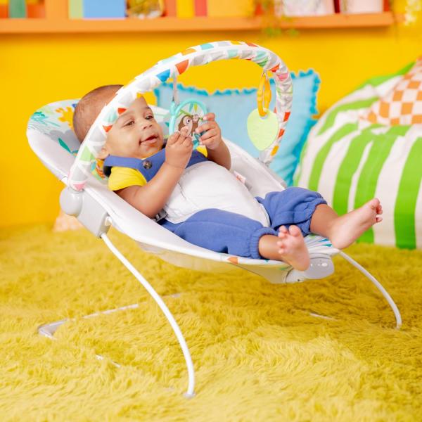 Bright Starts, Babywippe Safari Fun mit Beruhigenden Vibrationen, Spielbogen mit 2 Spielzeugen, 3-Punkte-Gurt Sitz, Maschinenwaschbares Sitzpolster, ab der Geburt bis 9kg Bild 4