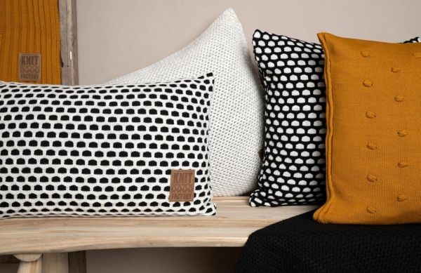 Knit Factory Mila Kissen 60x40 cm Wabe Beige Schwarz Bild 4