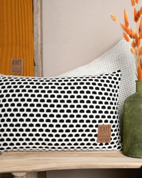 Knit Factory Mila Kissen 60x40 cm Wabe Beige Schwarz Bild 3