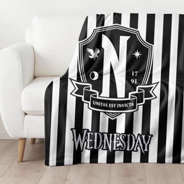Wohndecke Wednesday Nevermore Kuscheldecke 130 x 170 cm, Netflix, MTOnlinehandel, Fleece-Decke in Schwarz/ Weiß • Geschenkidee • Nevermore Academy