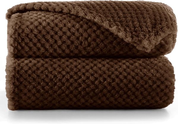 DecoKing Kuscheldecke 150x200 cm braun Decke Microfaser Wohndecke Tagesdecke Fleece weich sanft kuschelig skandinavischer Stil Schoko Henry