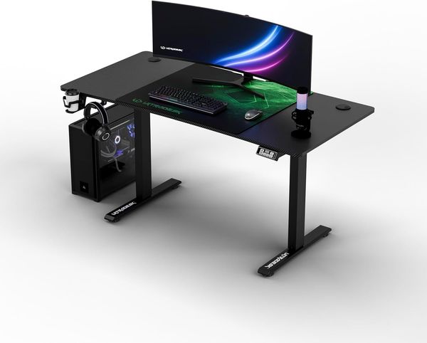 ULTRADESK Level | Ergonomischer Gaming-Schreibtisch mit elektrischer Höhenverstellung | Interner Speicher für 2 Einstellungen | Steckdosenleiste, XXL-Mauspad | Stahlgestell, Grünes Pad, 140x66 cm