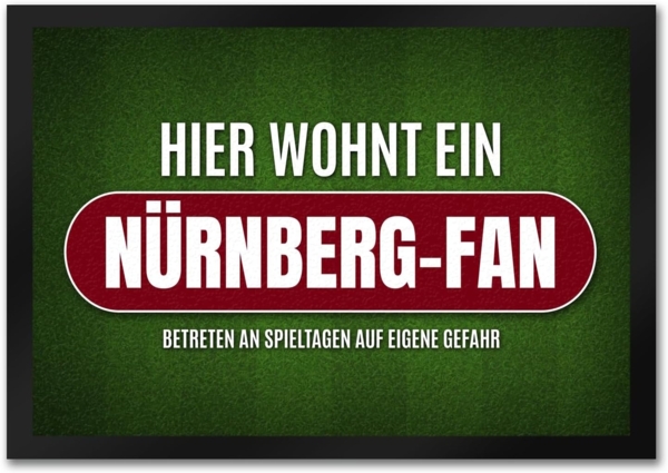 speecheese Fußmatte Hier wohnt ein Nürnberg Fan Fußmatte mit Rasen Motiv Fußball Stadion