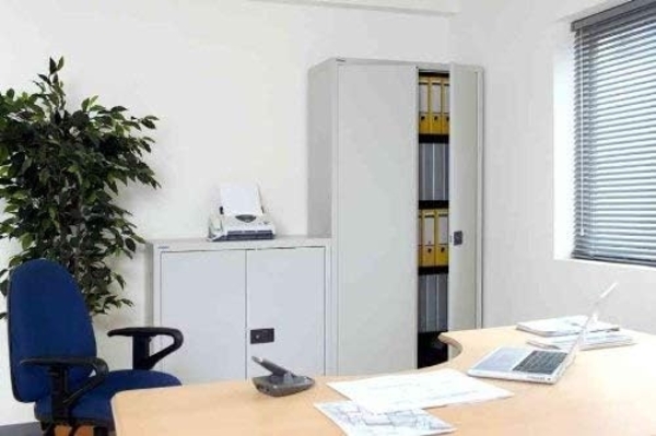 Bisley 'Universal' Flügeltürenschrank, Schwarz, 195 x 40 x 60 cm, 4 Fachböden Bild 2