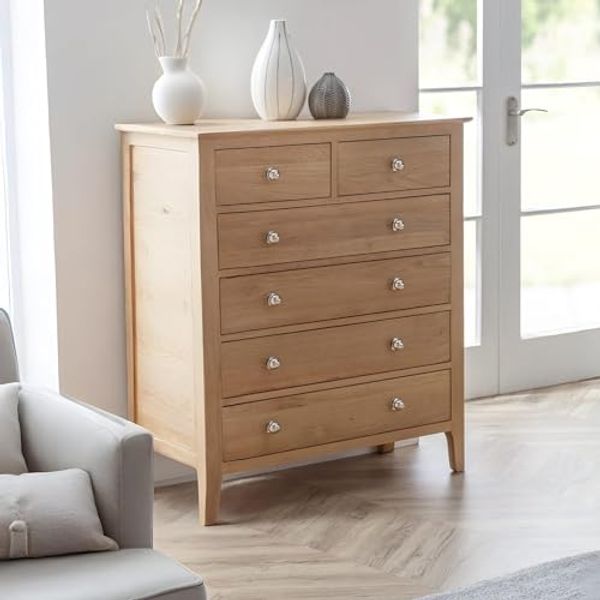 Die Julian Bowen COTSWOLD 4+2 Kommode ist eine geräumige und elegante Aufbewahrungslösung für Schlafzimmer